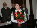 Na zdjeciu kobieta z kwiatami