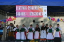 Grupa ludowa na scenie wykonuje piosenkę, a Pan przygrywa na akordeonie.