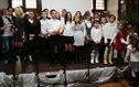 <p>Magia kolęd i pastorałek. Na zdjeciu grupa dzieci na scenie.</p>