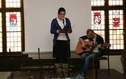 <p>Magia kolęd i pastorałek. Na zdjęciu dziewczyna śpiewa kolęde a druga gra na gitarze.</p>