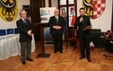 <p>Rafał Plezia - jedna z nagrodzonych osób. trzech mężczyzn na zdjeciu, jeden mówi do mikrofonu.</p>