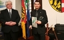 <p>Rafał Plezia i Lokalna Grupa Działania "Karina Łęgów Odrzańskich". Dwóch męczyzn na zdjeciu, jeden trzyma dyplom</p>