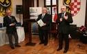 <p>Wręczenie Nagrody "Kryształ Roku 2010" dla Aleksandra Marka Skorupy. na zdjeciu trzech mężczyzn, jeden mówi do mikrofonu.</p>