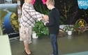 <p>na zdjeciu chlopiec odbiera nagrodę</p>
