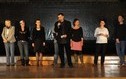 <p>Na zdjeciu grupa ludzi na scenie, mężczyzna przemawia do mikrofonu.</p>
