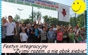 <p>Na zdjęciu znajduje sie grupa ludzi oraz napis: Festyn integracyjny - Żyjmy razem, a nie obok siebie.</p>