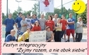 <p>Na zdjęciu znajduje sie grupa ludzi oraz napis: Festyn integracyjny - Żyjmy razem, a nie obok siebie.</p>