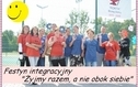 <p>Na zdjęciu znajduje sie grupa ludzi oraz napis: Festyn integracyjny - Żyjmy razem, a nie obok siebie.</p>