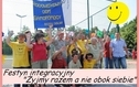 <p>Na zdjęciu znajduje sie grupa ludzi oraz napis: Festyn integracyjny - Żyjmy razem, a nie obok siebie.</p>
