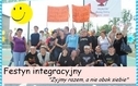 <p>Na zdjęciu znajduje sie grupa ludzi oraz napis: Festyn integracyjny - Żyjmy razem, a nie obok siebie.</p>