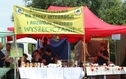 <p>Wyszęciczanie prezentują swoje produkty lokalne</p>