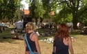 <p>Widok na ludzi odpoczywających na trawie pod drzewami</p>