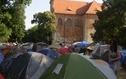 <p>Pole namiotowe z rozbitymi na nim namiotami</p>