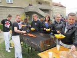 Na zdjęciu znajduje się grupa młodzieży przy grillu